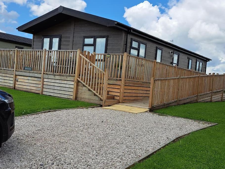 Diddly Squat Lodge With Hot Tub, Pendle View Holiday Park Clitheroe Exterior photo